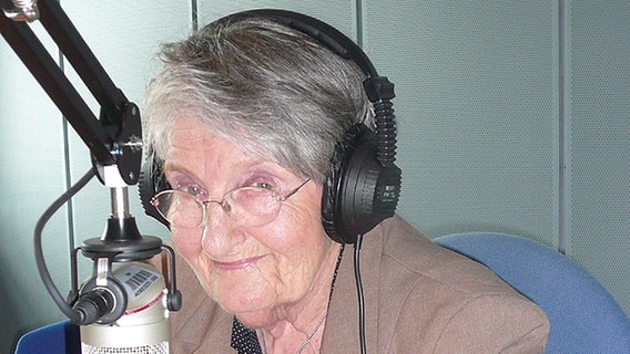 Irmgard Harder, Mitbegründerin der Sendereihe "Hör mal 'n beten to", am Mikrofon © NDR / Susanne Obst 