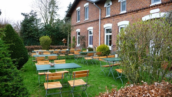 Der Garten des Hofcafes mit vielen Tischen und Stühlen Der Garten des Hofcafes mit vielen Tischen und Stühlen © NDR Foto: Frank Hajasch