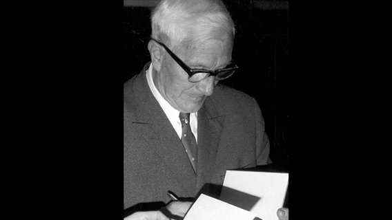 Rudolf Kinau beim Signieren seiner Werke. Rudolf Kinau beim Signieren seiner Werke. © http://creativecommons.org/licenses/by-sa/3.0/ Foto: Jens Bludau