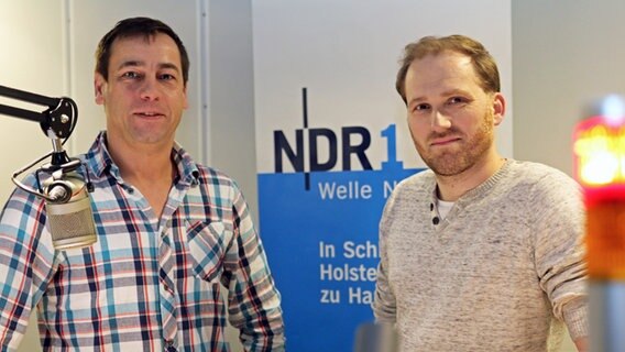 Moderator Thomas Lenz spricht mit Arne Waldemar Lentföhr im Radiostudio © NDR Foto: Juliane Thomas