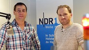 Moderator Thomas Lenz spricht mit Arne Waldemar Lentföhr im Radiostudio © NDR Foto: Juliane Thomas