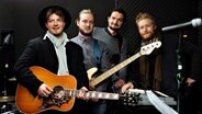 Die Bandmitglieder der Kieler Band Lenz stehen in einem Studio. Von links nach rechts: Sänger Frederik Kleinschmidt, Keyboarder Johannes Buller, Gitarrist Thies Warnholz und Bassist Christoph Richartz. © NDR Foto: Lornz Lorenzen