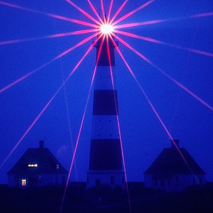 Der leuchtende Leuchtturm Westerhever auf Eiderstedt. © picture-alliance © Herbert Schwind/OKAPIA 