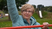 Sybille Zillmer-Pauli steht auf einem Spielplatz für Kinder und Erwachsene. © NDR Foto: Katrin Bohlmann