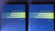 Zwei blaue Bücher mit der Aufschrift Niederdeutsche Literatur seit 1945 sind nebeneinander drapiert. © NDR Foto: Lornz Lorenzen