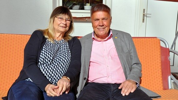 Hans Otto Umlandt und seine Frau Marion sitzen auf einer Bank. © NDR Foto: Peter Bartelt