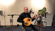 Jochen Wiegandt an der Gitarre singt in ein Mirkofon. © NDR Foto: Werner Junge