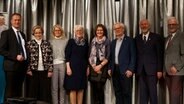 Die Mitglieder des Plattdeutschen Rates bei der Jubiläumsfeier im Theater am Wilhelmplatz am ersten Februar 2020 in Kiel © NDR Foto: Lornz Lorenzen