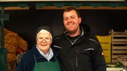 Oma Annelene und Enkel Hauke Holm stehen zusammen vor ihrem Stand © NDR Foto: Lornz Lorenzen