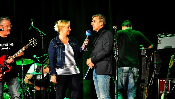 Tanja Stubendorff und Andreas Schmidt stehen auf einer Bühne und reden  Foto: Maja Bahtijarevic