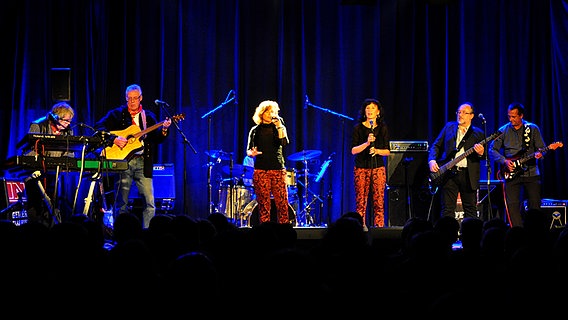 Die Band "Wattenläufer" steht auf der Bühne und singt  Foto: Maja Bahtijarevic