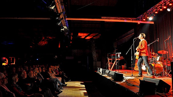 Gerrit Hoss singt vor einem gebannt schauenden Publikum  Foto: Maja Bahtijarevic