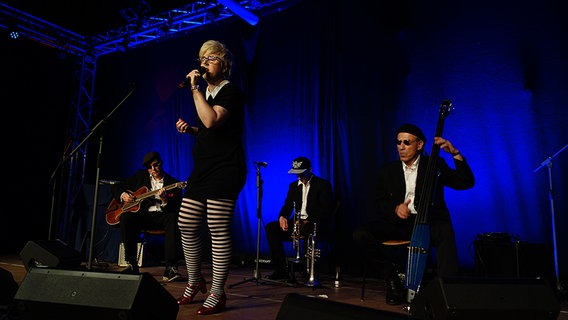 Musiker treten beim "Platt live!"-Musikfestival in Neumünster auf. Musiker treten beim "Platt live!"-Musikfestival in Neumünster auf. © NDR Foto: Maja Bahtijarevic