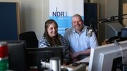 Moderatorin Lina Bande und Jan Graf vom Heimatbund sitzen gemeinsam im Radiostudio. © NDR Foto: Lornz Lorenzen