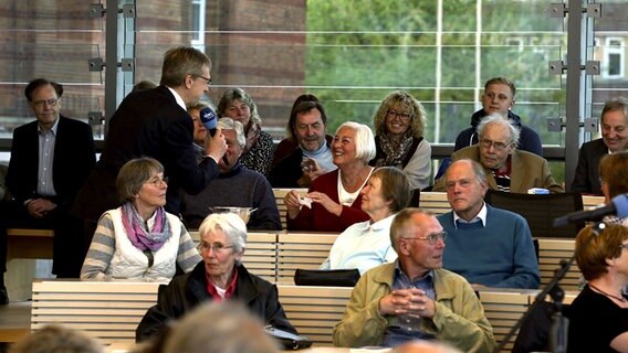 Der Poetry Slam op Platt im Kieler Landeshaus. © NDR Foto: Maja Bahtijarevic