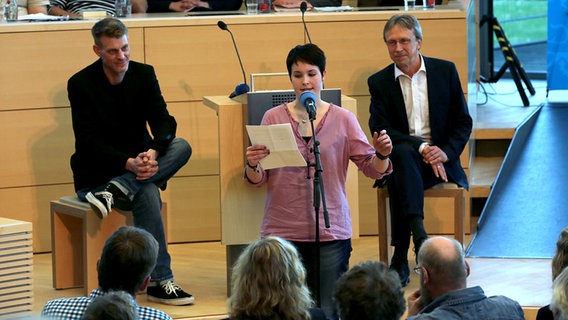 Der Poetry Slam op Platt im Kieler Landeshaus. © NDR Foto: Maja Bahtijarevic