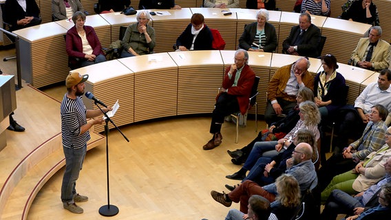 Der Poetry Slam op Platt im Kieler Landeshaus. © NDR Foto: Maja Bahtijarevic