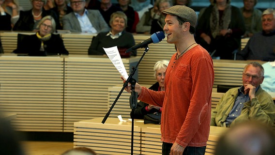 Der Poetry Slam op Platt im Kieler Landeshaus. © NDR Foto: Maja Bahtijarevic