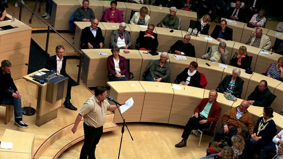 Der Poetry Slam op Platt im Kieler Landeshaus. © NDR Foto: Maja Bahtijarevic
