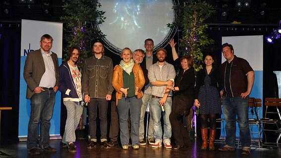 Alle Teilnehmer des Poetry-Slams auf der Bühne © NDR Foto: Maja Bahtijarevic