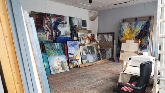Atelier mit Gemälden im Gadendorfer Krug © NDR Foto: Samir Chawki