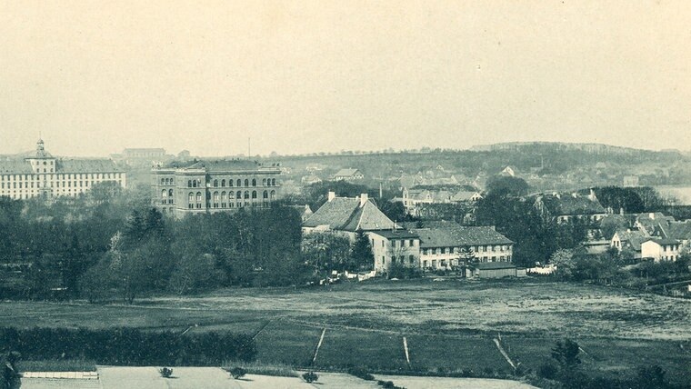 Ein historisches Foto vom ehemaligen Aussichtsturm auf dem Erdbeerberg in Schleswig in Richtung Schloss Gottorf und Regierungsgebäude © Stadtarchiv Schleswig