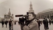 Kameramann Johann Andreas "Hansi" Kahts steht mit einer Kamera auf dem Roten Platz in Moskau. © Hansi Kaths Foto: Hansi Kaths