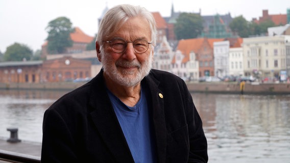 Kapitän Stefan Schmidt, der Flüchtlingsbeauftragte von SH, steht an der Trave. Kapitän Stefan Schmidt, der Flüchtlingsbeauftragte von SH, steht an der Trave. © NDR Foto: Mechthild Mäsker