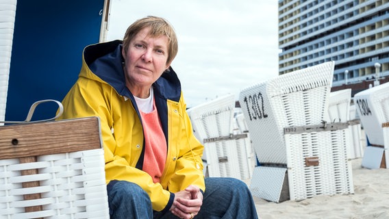 Die Journalistin und Autorin Susanne Matthiessen sitzt in einem Strandkorb und lehtn sich lässig nach vorn. © Jörg Müller Foto: Jörg Müller