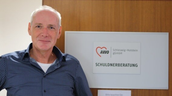 Horst Wördehoff, Leiter der AWO Schuldnerberatung in Norderstedt, blickt in die Kamera © NDR Foto: Tobias Senff