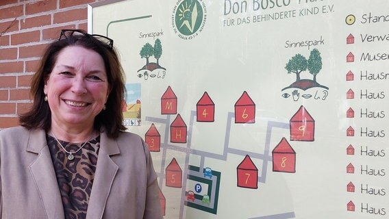 Petra Harms vom Don-Bosco-Haus in Mölln lächelt in die Kamera. © NDR Foto: Mechthild Mäsker