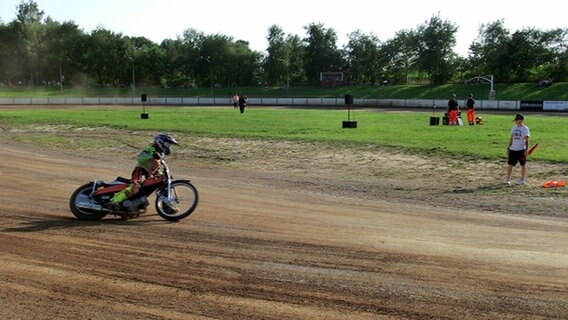 Eine Speedwayfahrerin fährt eine Kurve. © NDR Foto: Dana Frohbös