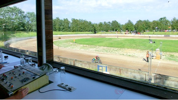 Ein Blick auf eine Speedwayrennbahn. © NDR Foto: Dana Frohbös