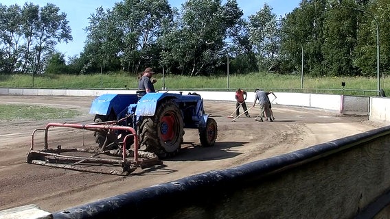 Ein Traktor fährt auf einer Speedwaybahn. © NDR Foto: Dana Frohbös