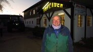 Landwirt Bernd Schaper steht vor einem Hofladen. © NDR Foto: Peer-Axel Kroeske