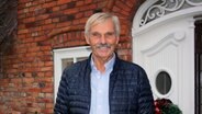 Conny Hansen steht vor seinem Haus in Kampen. © NDR Foto: Simone Steinhardt