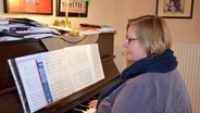 Ingrid Kunstreich spielt Klavier. © NDR Foto: Katrin Bohlmann