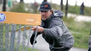 Top Schleswig-Holsteiner Heiko Behrens aus Kellenhusen wirft in einem Disc-Golf-Wettbewerb mit. © Heiko Behrens 