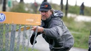 Top Schleswig-Holsteiner Heiko Behrens aus Kellenhusen wirft in einem Disc-Golf-Wettbewerb mit. © Heiko Behrens 