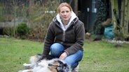Top Schleswig-Holsteinerin Sandra Hoffmann aus Kayhude streichelt einen Hund. © NDR Foto: Tobias Senff