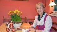 Besitzerin Silke Burmeister sitzt in ihrem Dielencafé in Kittlitz bei Ratzeburg. © NDR Foto: Katrin Bohlmann