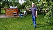 Holger Bernsdorff in seinem Garten © NDR Foto: Andrea Ring