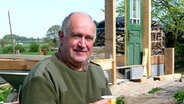 Klaus Butenschön aus Grevenkrug auf einer Baustelle. © NDR Foto: Frank Hajasch