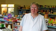 Karin Sievers steht an der Kasse einen kleinen Supermarktes in Hohenwestedt. © NDR Foto: Ines Barber