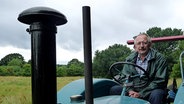 Joachim Muhlack aus Holzbunge sitzt auf seinem Hanomag R35. © NDR Foto: Frank Hajasch