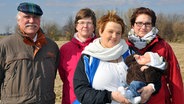 Bürgermeister von Brokdorf Werner Schulze, Anke Münster, Sandra Konetzni mit Luka (10 Wochen) und Barbara Schrader (v.l.) © NDR Foto: Peter Bartelt