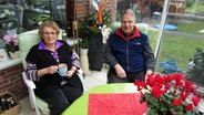 Eine Frau und ein Mann sitzen im Wintergarten © NDR Foto: Hauke von Hallern