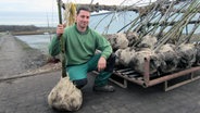 Timo Fromm aus Ellerhoop hält einen Baum © NDR Foto: Robert Tschuschke