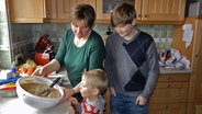 Sigrid Wieck mit ihren Söhnen Bastian (links) und Kristoffer © NDR Foto: Ines Barber