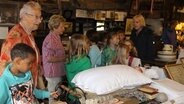 Eine Schulklasse besucht das Dorfmuseum in Wargersrott (Kreis Schleswig-Flensburg). © NDR Foto: Rebekka Merholz